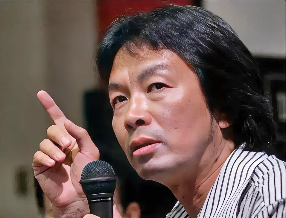 🌙刘震云说：“想看透一个女人，其实特简单。你请她吃十顿饭，都不如让她坐一次你的