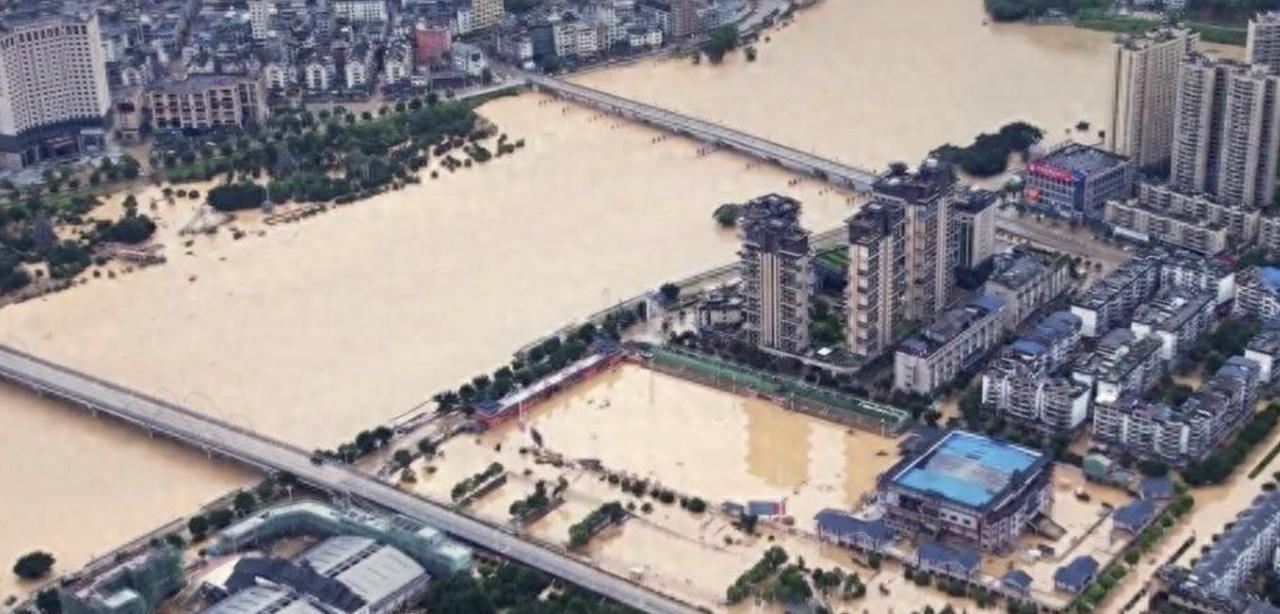 美国得克萨斯州洪水爆发，对比贵州榕江救灾后，美国网友破防：为什么我们没生活在中国