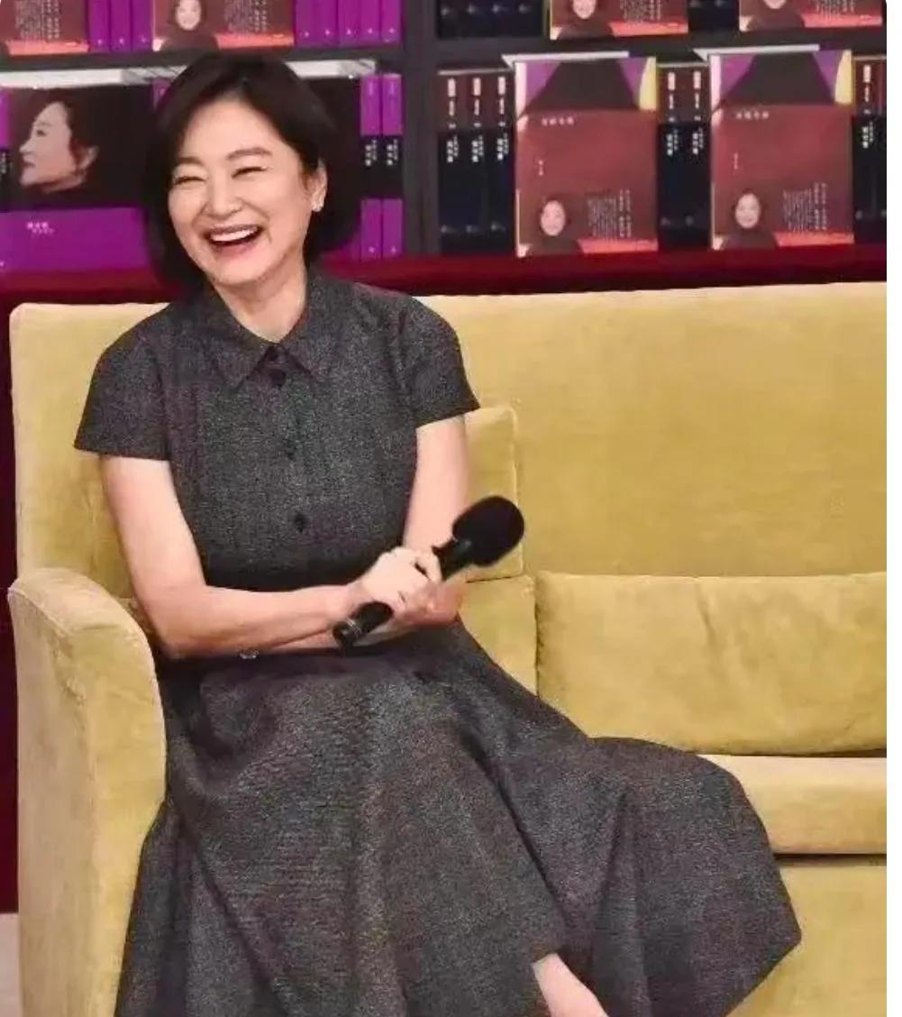 71岁的林青霞胖瘦合度，高矮适宜，玉笑珠香，艳若春霞，皎如明月，看上去就是一张国