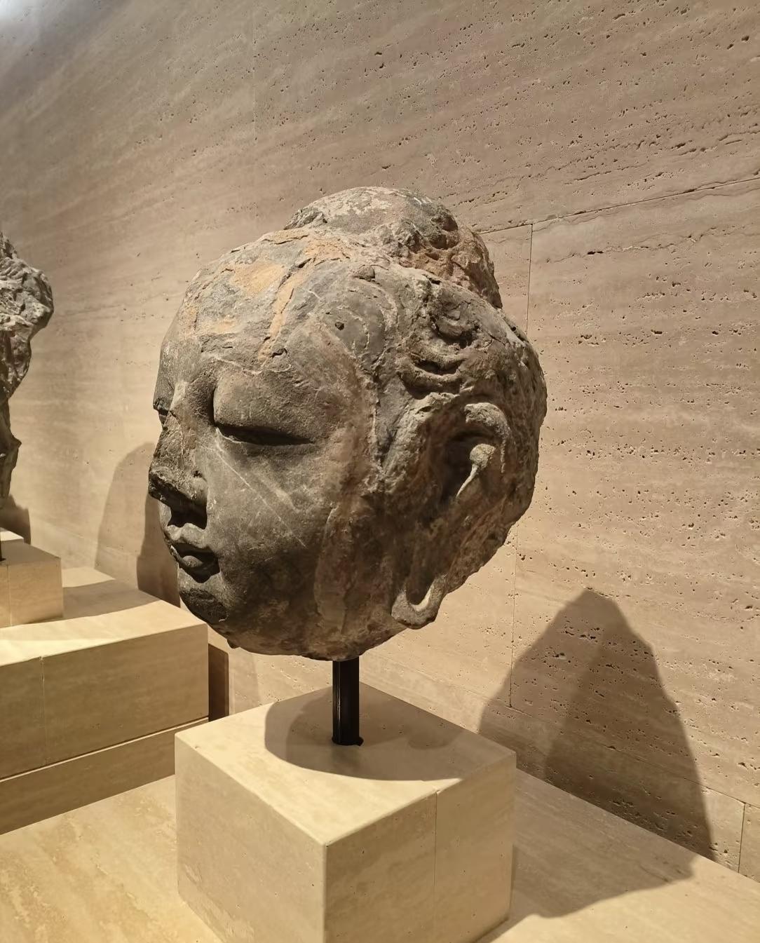 去了龙门石窟，全是残破的，然后就在上博看到这颗佛头，太美了，第一次触目惊心地感受