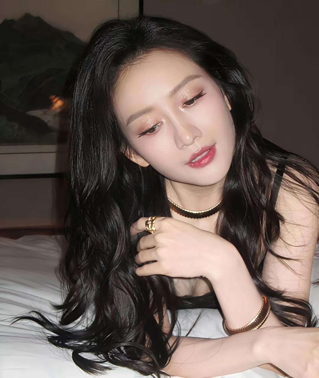 我最喜欢的明星就是王鸥！在美女如云的娱乐圈，王鸥能脱颖而出，靠的可不止是美貌。将