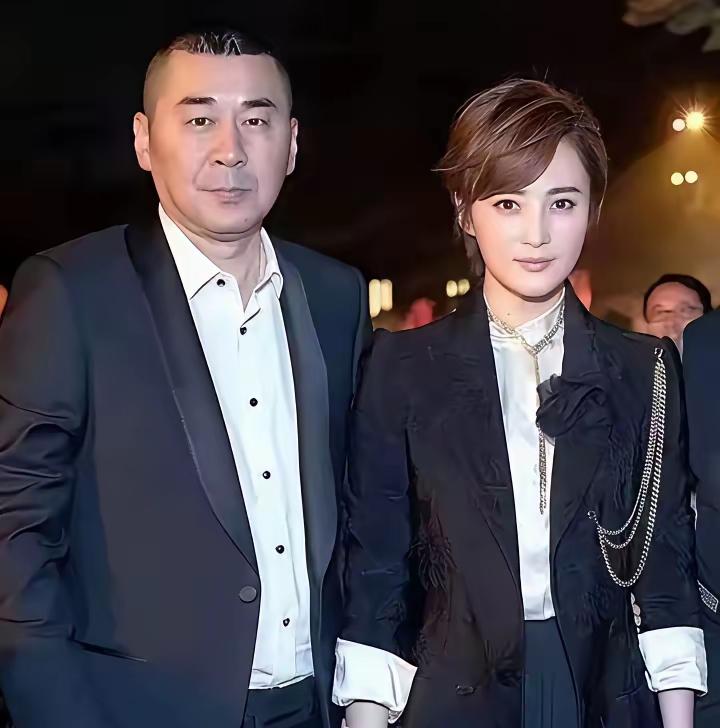 蒋勤勤说：当年我和陈建斌去民政局领证，结果他就站了几分钟就耐不住性子了，脸一沉，
