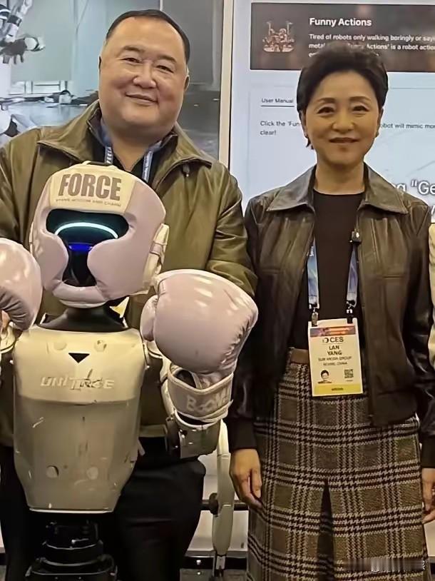 杨澜也老了，看着和以前也不太一样了，毕竟也是60来岁的人了，她这一辈子已经活的非