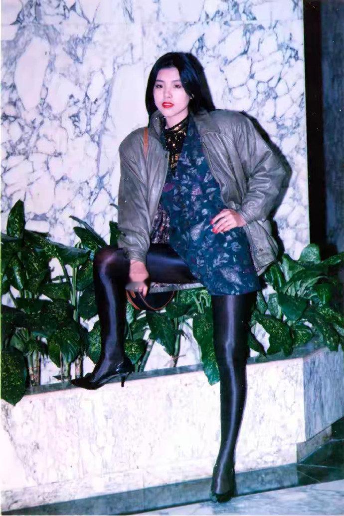 1994年，深圳晶都酒店广场。小姐姐是北京大妞，30年前的时尚。