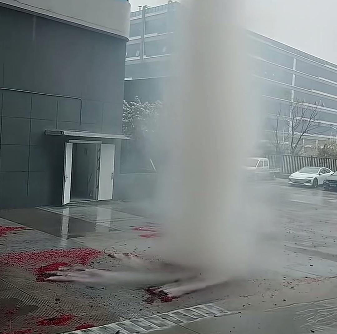 惊讶！又惊喜！广东顺德街头惊现“龙吸水”！2月28日，广东佛山顺德一企业开工