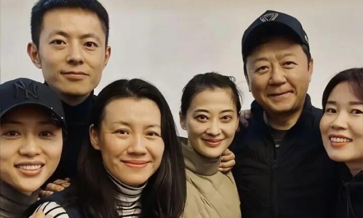 多年之后《父母爱情》中的几位演员的一张合影，当年的德华姑姑老了不少，不过气质杠杠