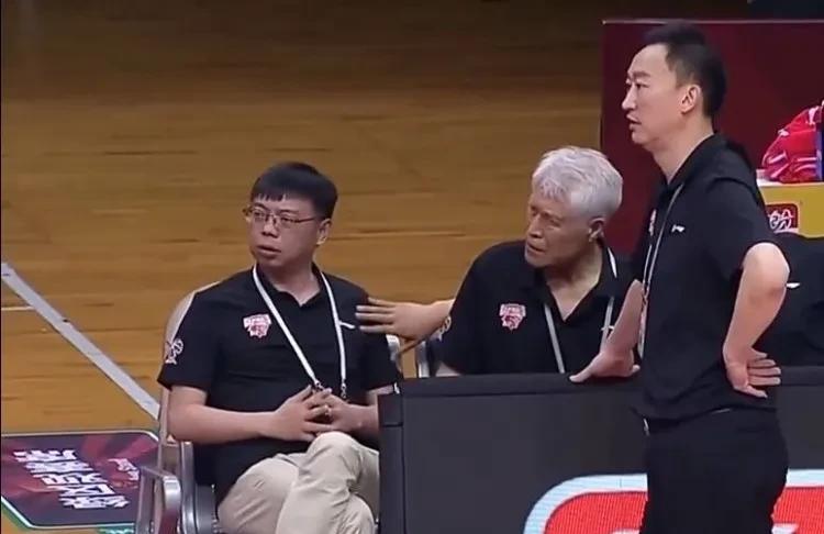 方俊与浙江广厦握手言和！在冠军庆功宴开始前，浙江广厦总经理缪寿守请来了方俊，楼