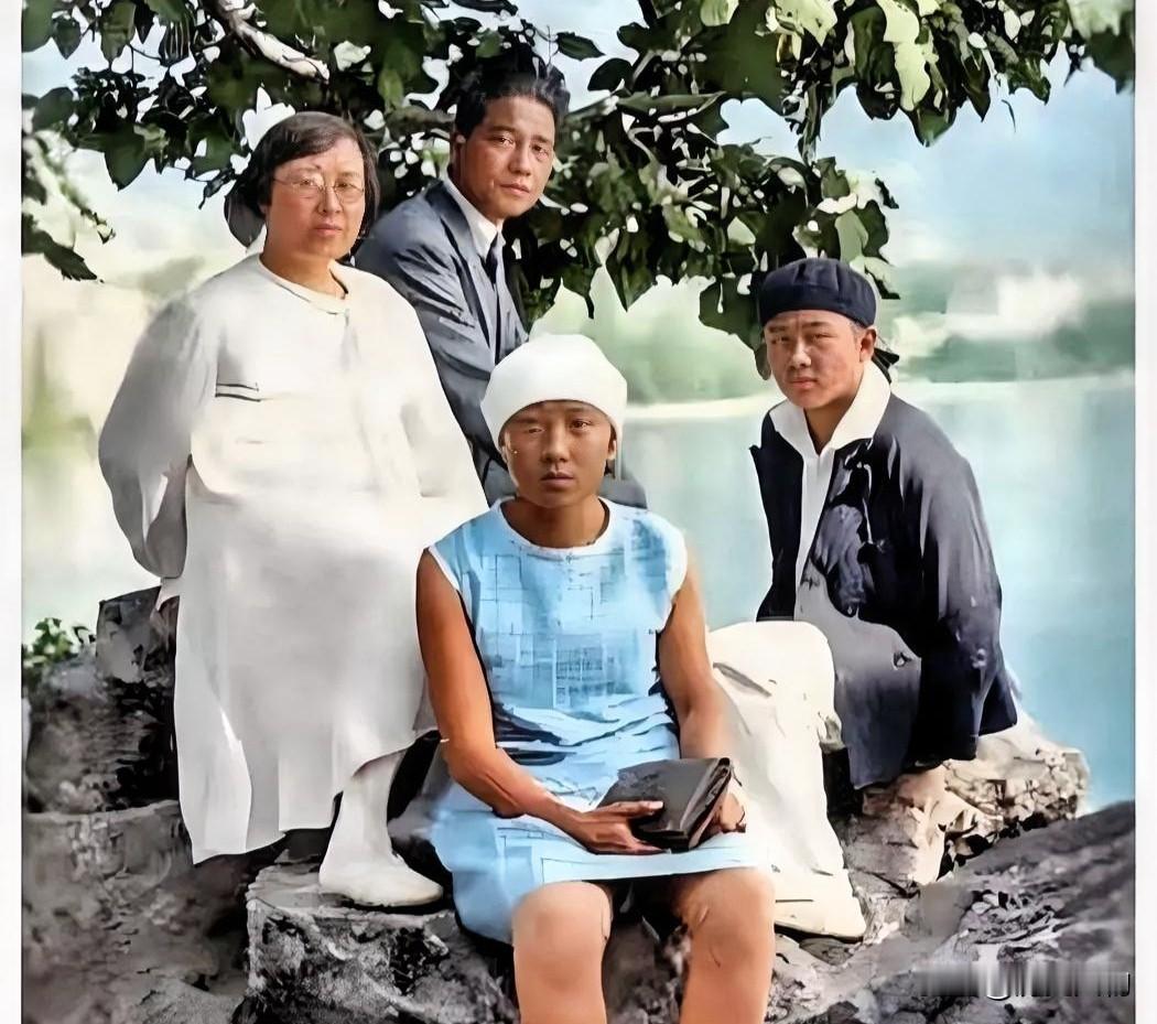 老照片：1936年，汪精卫和夫人陈璧君与长子汪文婴（13岁）、汪文惺长女（12岁