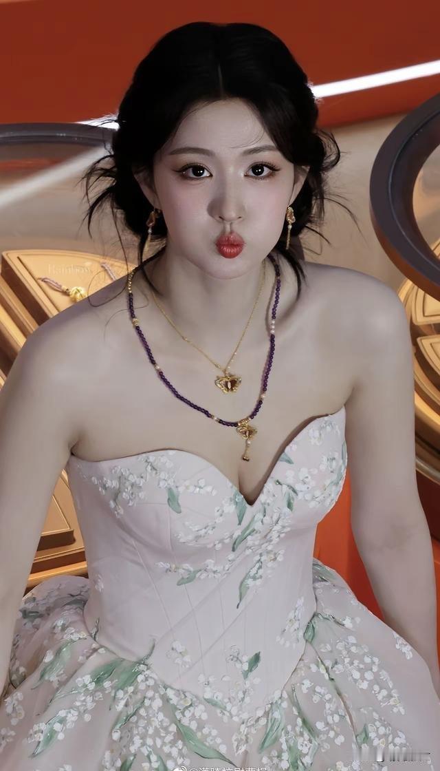 王楚然苏州生图太惊艳！肤白貌美，身材比刘亦菲好多了，前途无量