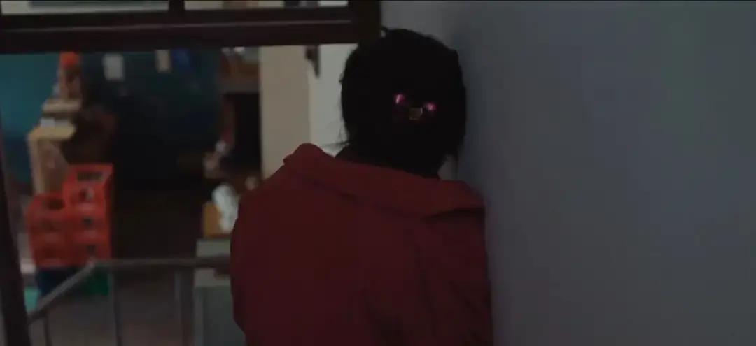以前看那些刑侦剧，角色一发现命案，立马就是穿透屏幕的高分贝尖叫。直到看完了新剧《