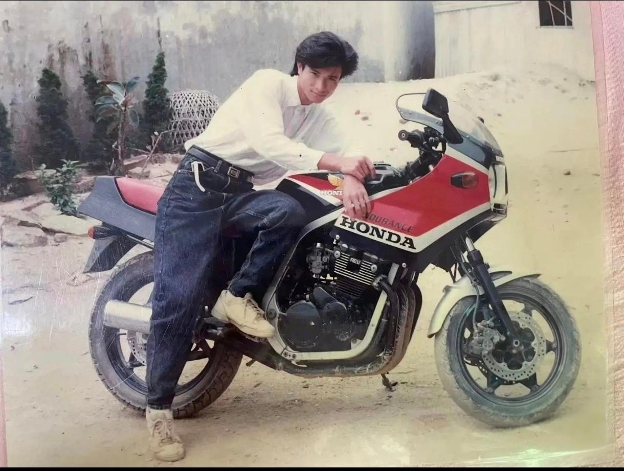 30年前最靓的仔一台进口的HONDA一头港式长发+墨镜