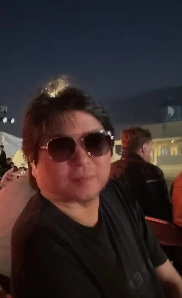 “矮太紧”现身贾跃亭的FF新车发布会，穿短袖，短裤，凉鞋，很松弛。另外邀请的