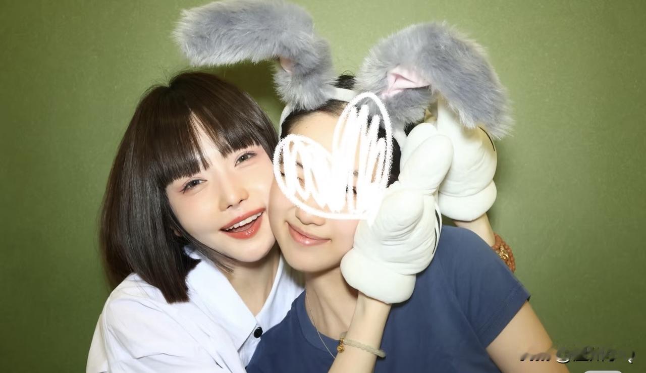 夕又米和女儿Zoe同框，母女俩完全就是姐妹既视感啊。这可是高晓松的女儿啊，看样子
