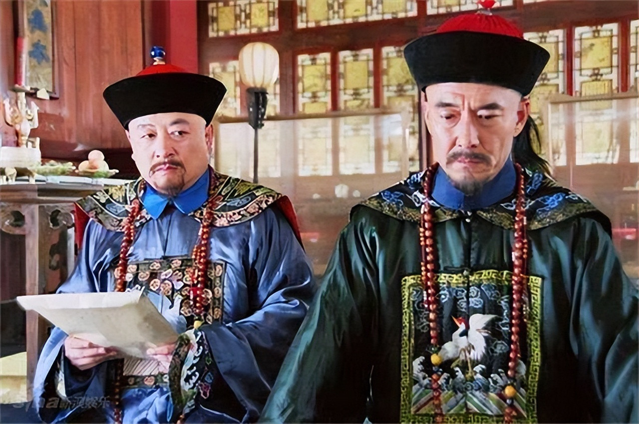 公元1697年，大学士尹泰喝完酒后，看上了正室身边端茶倒水的丫鬟。事后，丫鬟有了