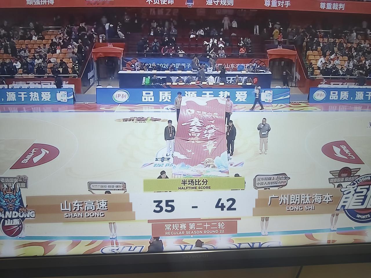 郭艾伦现在打球怎么成这样了？今天晚上是山东高速对广州，中场休息是35比42广