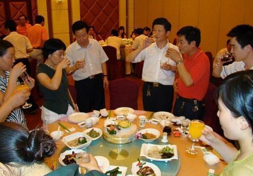 醉一次酒伤一次肝! 身体出现这5个症状, 立刻放下你的酒杯