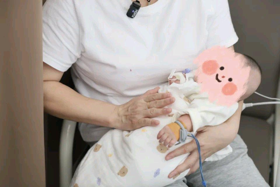 1分钟生死逆转！2月宝宝呛奶窒息，妈妈这招救命操作“绝了在医院的急诊室里，气氛紧