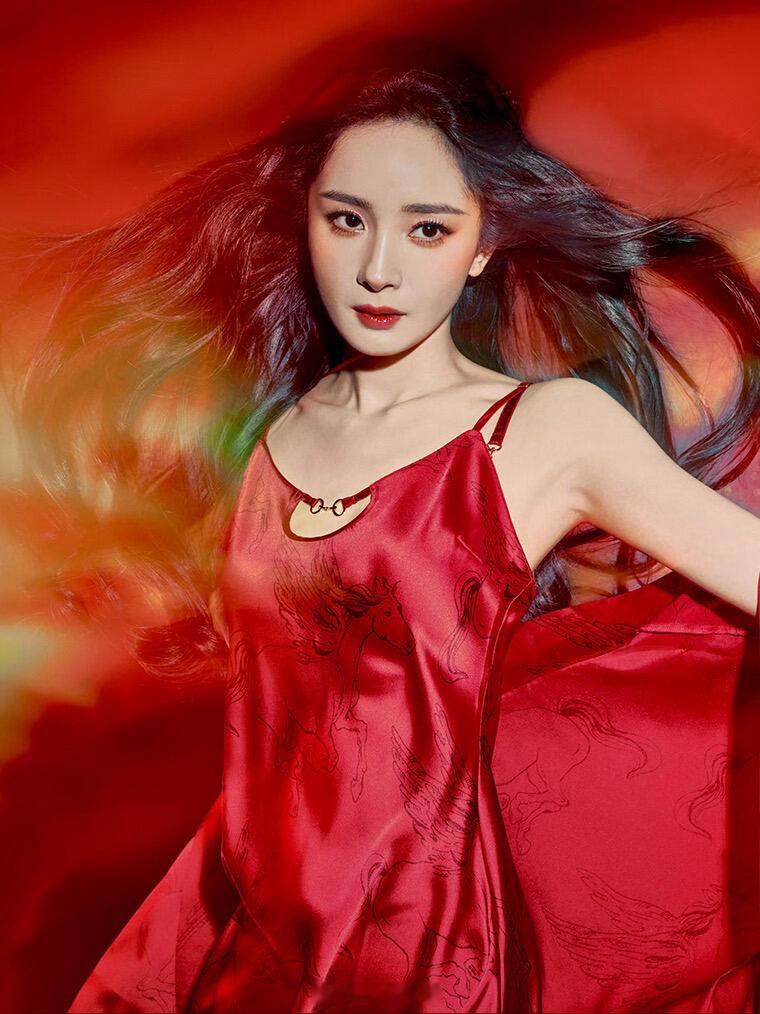 杨幂维密大秀迷人又危险
