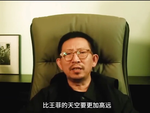 单依纯在2025年的《歌手》竞演现场翻唱了王菲的《天空》，评论一片叫好，我觉得还