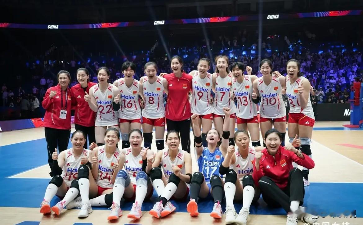 经过五局苦战，中国女排在先丢一局后连赢两局，被对手扳成2：2后，决胜局顶住压力，