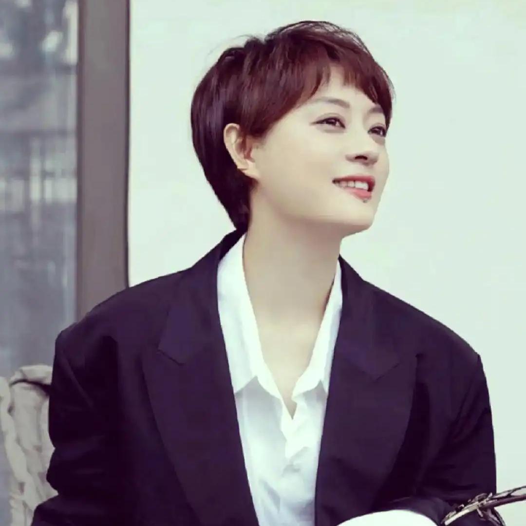 演员孙俪说：“在我妹妹小的时候，我和我妈妈带她出去玩，熟悉的人就会问，这哪来的小