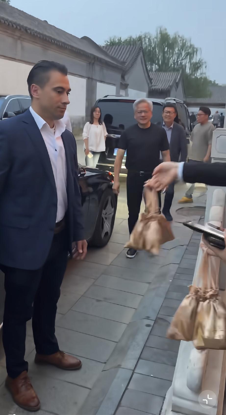 黄仁勋在北京悄悄吃完潮州高端菜以后收了服务员送的手办礼，然后说了一句中文“谢谢”