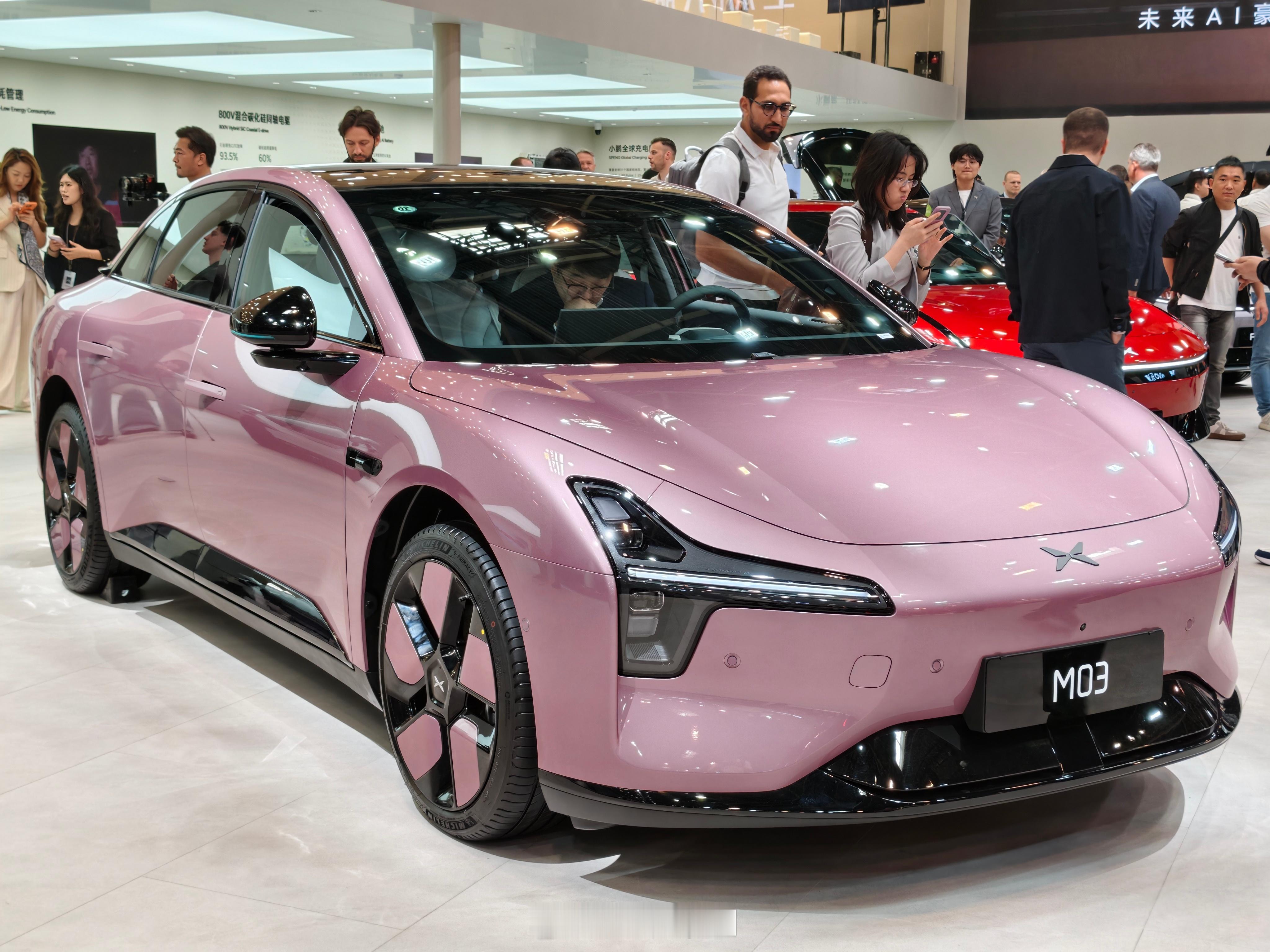 小鹏今天在车展上发布了这个GX的「昆仑云境」双拼色确实挺好看的，这个颜色选装