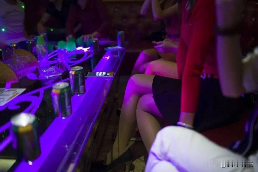 湖南长沙，36岁已婚男子想放纵自己，便约同事打牌、洗浴、饮酒，而后到KTV陪侍，