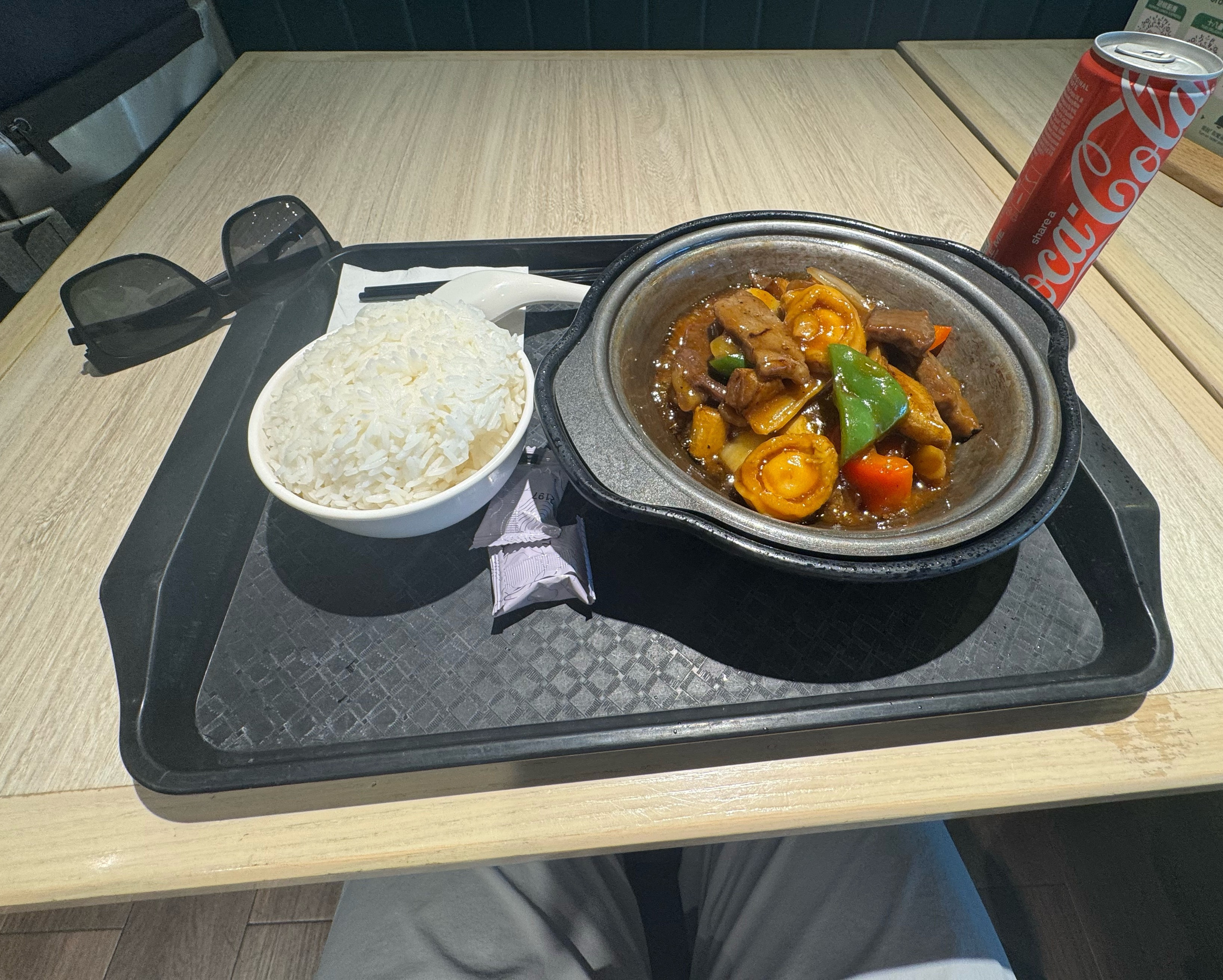机场吃个饭，这份咋样？就是有点贵。牛肉套餐带米饭和可乐，185​​​
