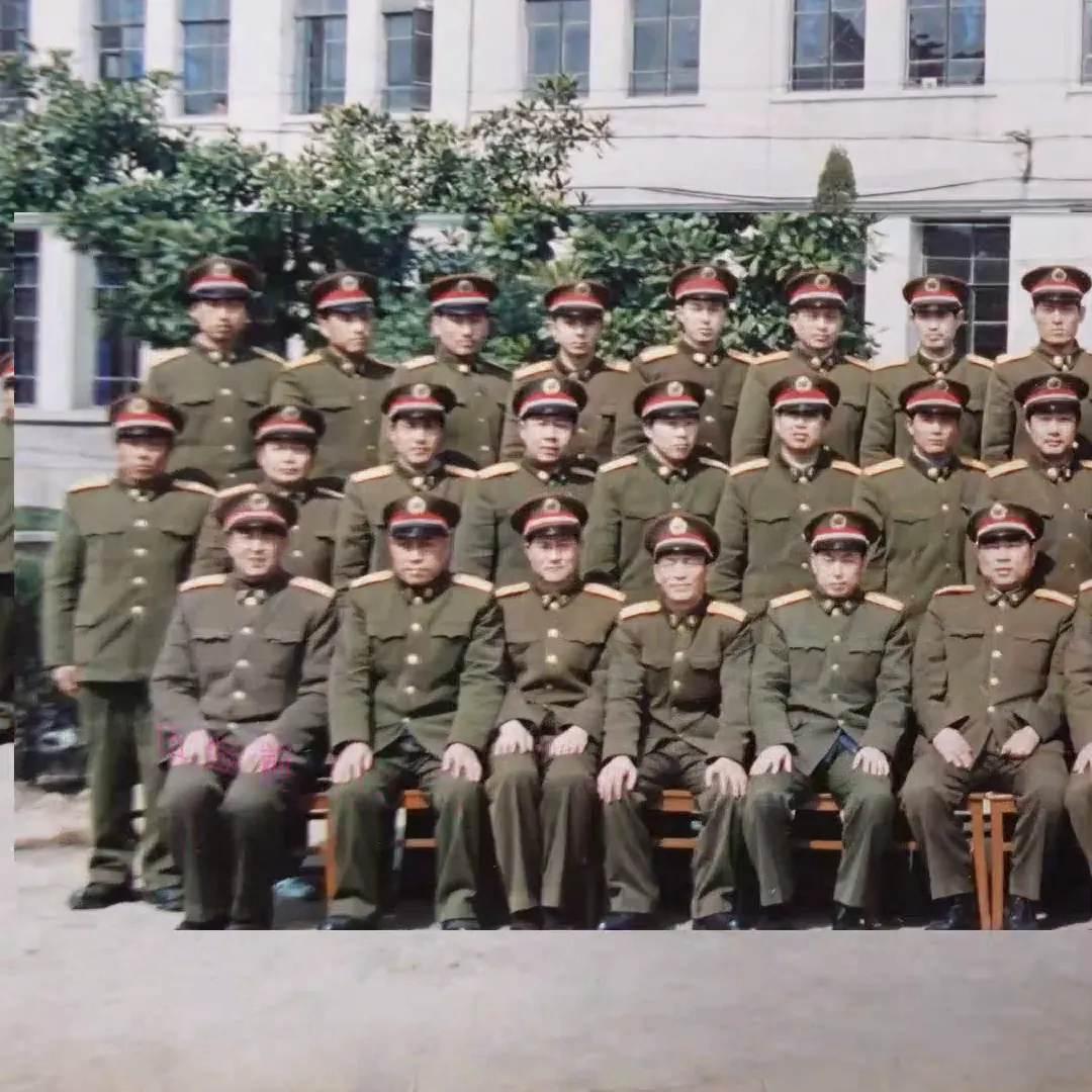 南京军区政委方祖歧中将参谋长陈炳德少将与盐城军分区机关全体班干部合影。199