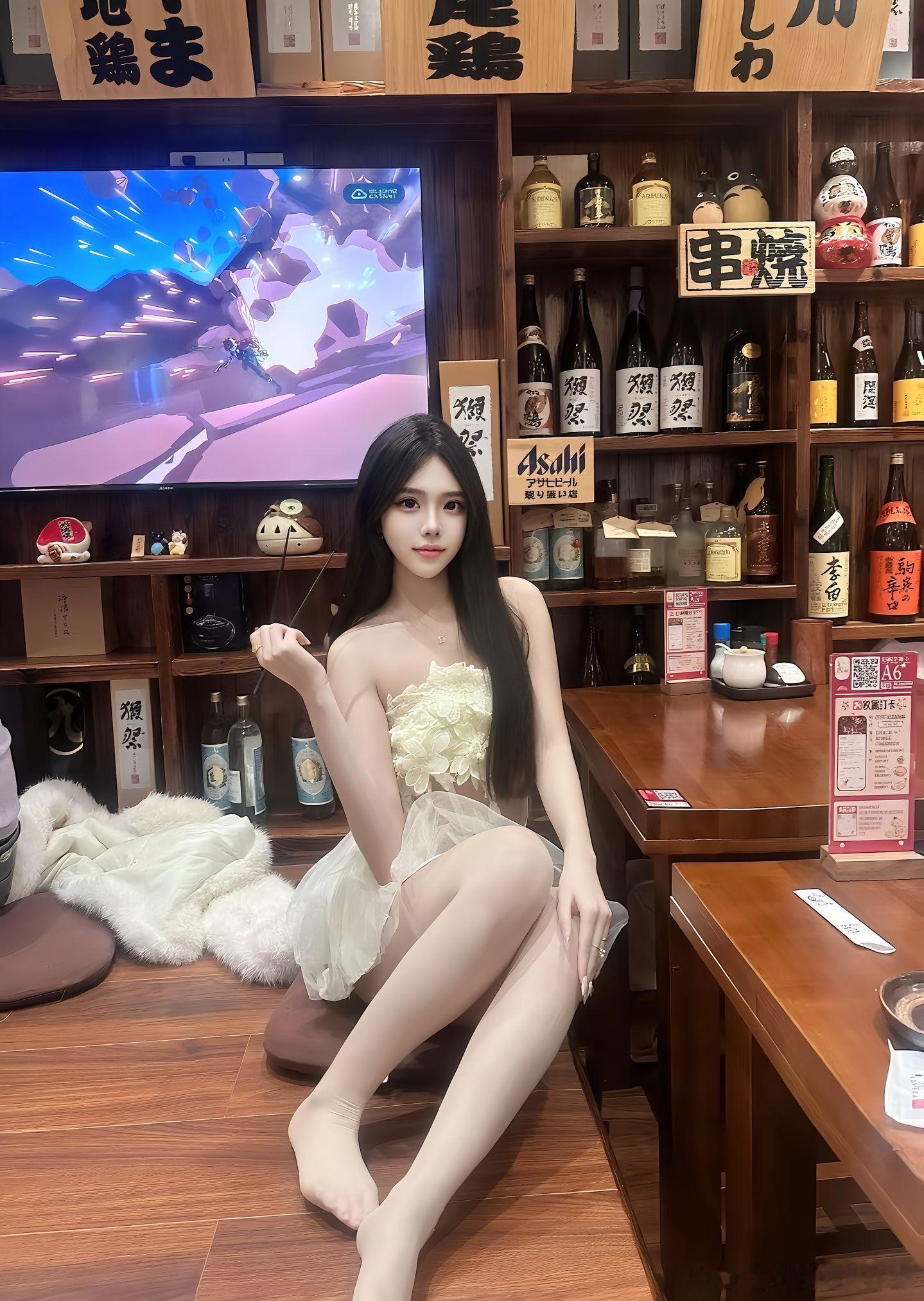 吃日料要脱鞋，露出丝袜小jiojio~​​​