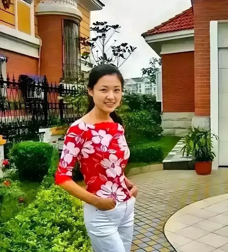 周涛年轻时的照片，摄于90年代。这是一张纯天然、无美颜的照片。照片中的周涛容貌