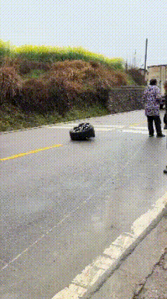 丢轮保命，这就叫专业？网友3月2发布视频，一辆国产新能源汽车栽了，栽进了公路边