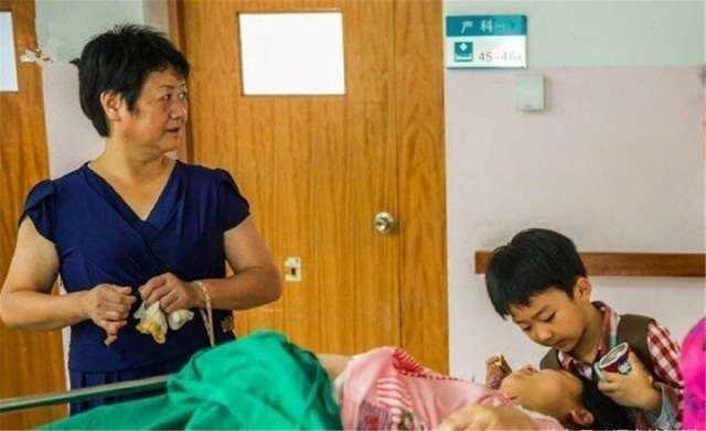 二胎孕妈中途丧夫, 妈妈临产前, 7岁儿子暖化了妈妈和护士