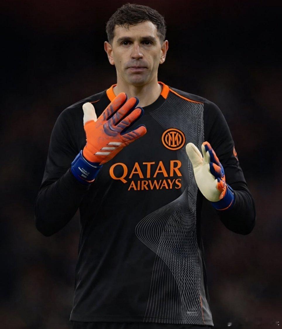 天空体育：国际米兰将大马丁当做替代索默的人选，过去几个小时进行了接触。国际米兰欧