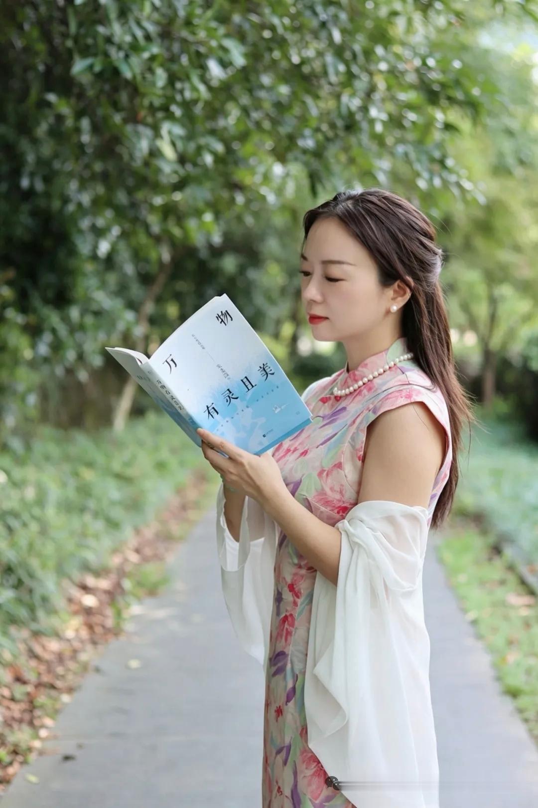 一个女孩在公园里看书。