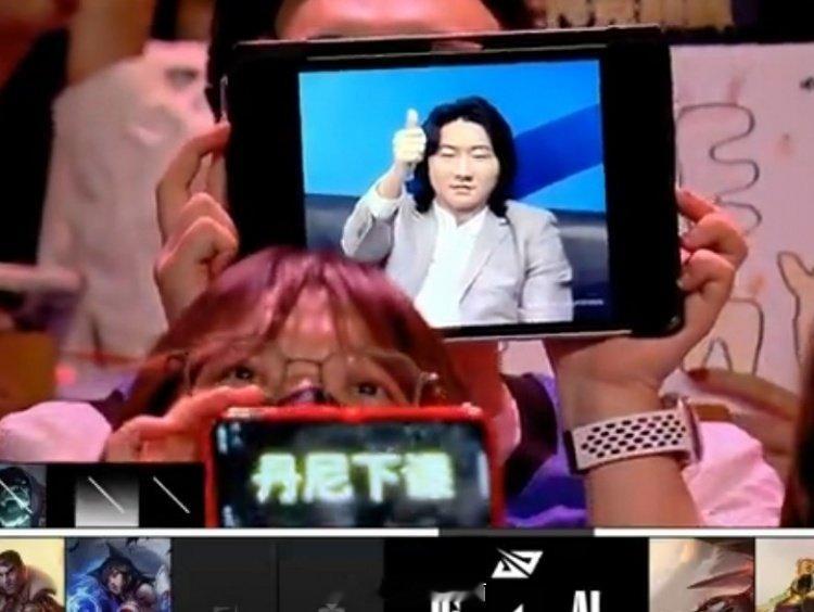 现场粉丝已经震怒！粉丝：丹尼下课！2025LPL第二赛段登峰组常规赛，iG第一局