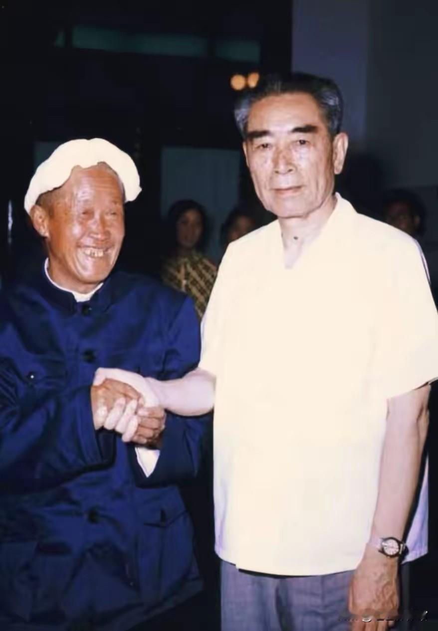 这张照片记录了1973年周恩来总理回到延安时，与陕甘宁边区甲等劳动英雄杨步浩握手