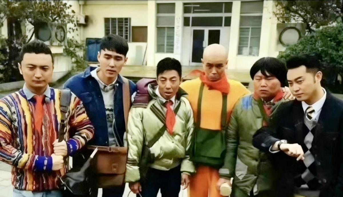 沙溢帮胡可绑鞋带，弹幕炸了：这不就是当年《快乐大本营》那个傻小子吗？16年，从
