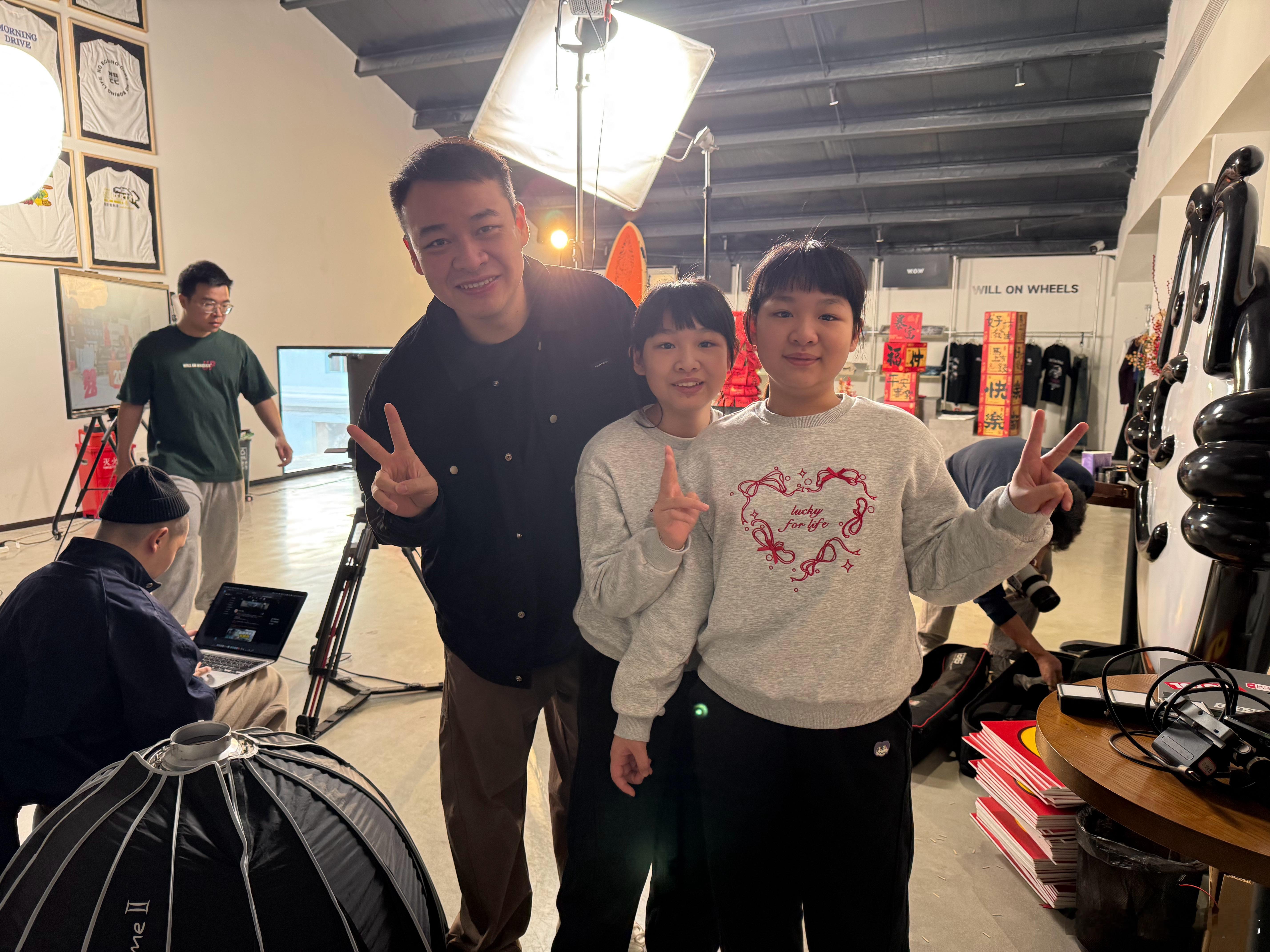 带着女儿去上班day2，8点半开始，准备拍一天贺年节目！