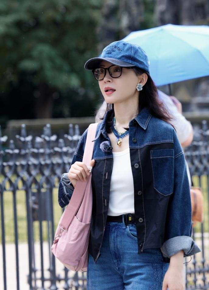 48岁陈数一身牛仔,直接把“中年”两个字穿没了。短外套搭直筒裤,不露腰不露腿,