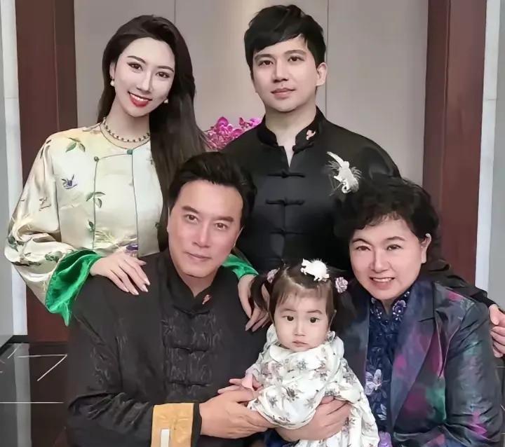 这是演员张山与妻子陈丽达，以及女儿、女婿、外孙女的合影照。张山就是老版三国演义