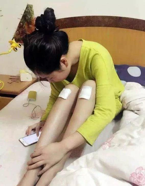 搞笑GIF: 老板有人来砸场子了, 是个女的, 砸完场子甚至还卖萌