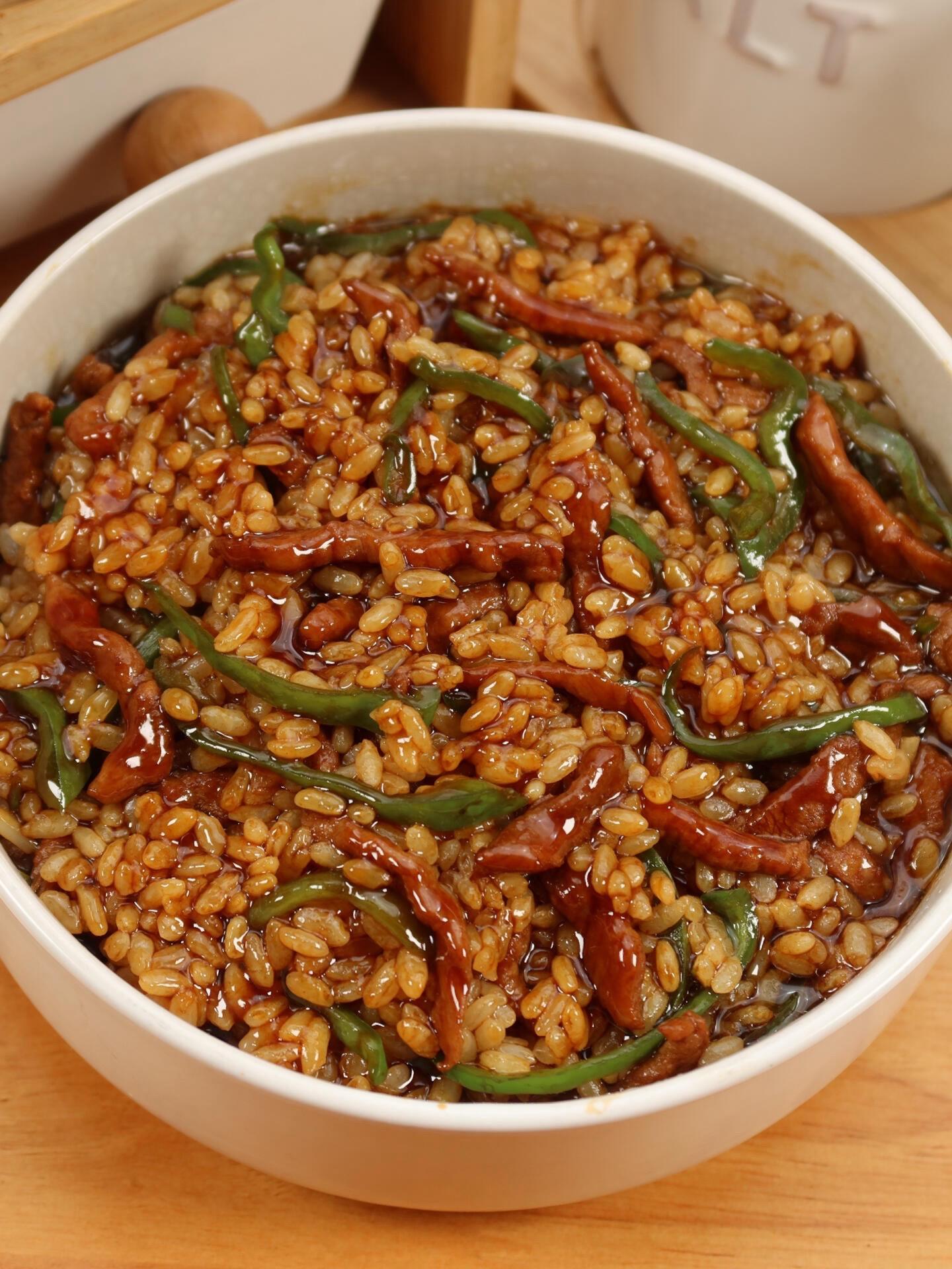 这个青椒肉丝拌饭真的一绝，巨巨巨好吃！