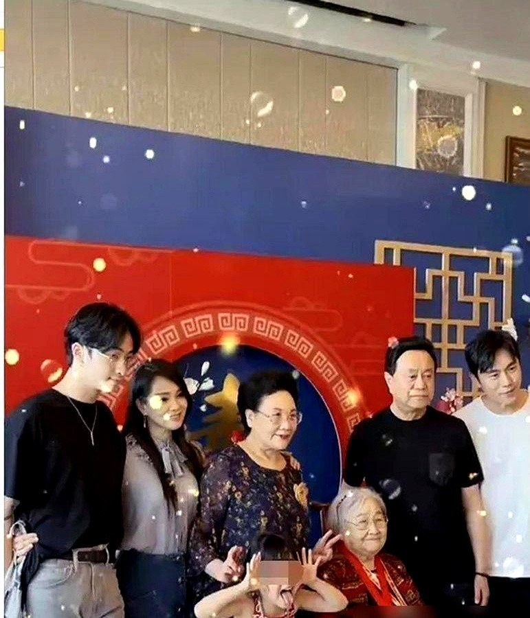 秦昊姥姥94岁大寿，伊能静带着和庾澄庆生的儿子哈利，堂堂正正坐上了主桌座次是秦昊亲手排的，老太太拉着