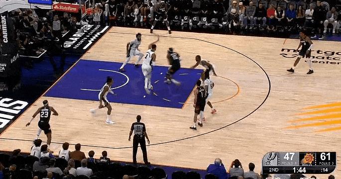 文班亚马简直太欺负人了！在今日马刺对阵太阳的第二节比赛中，马克威廉姆斯不自量力，