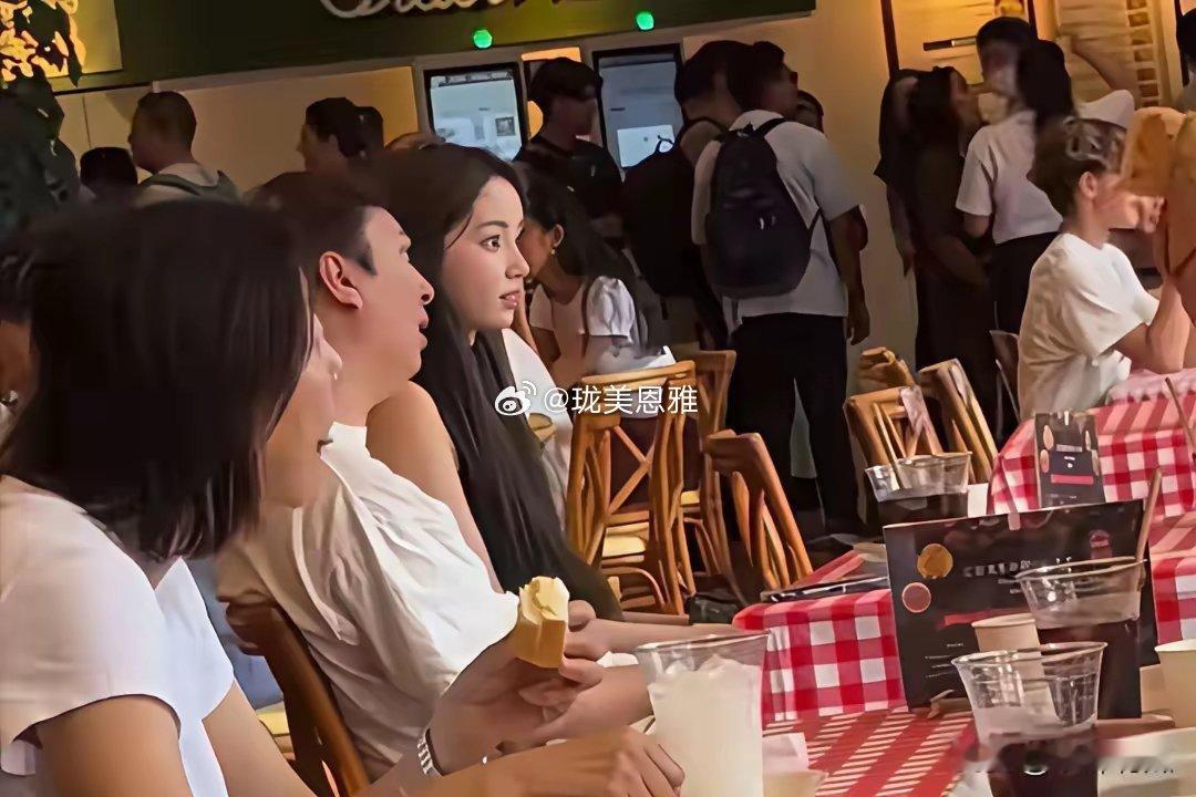 当初老王送他去外国读书，叮嘱他好好学习，回来振兴中华，没想他只学了泡妞，愁死老王