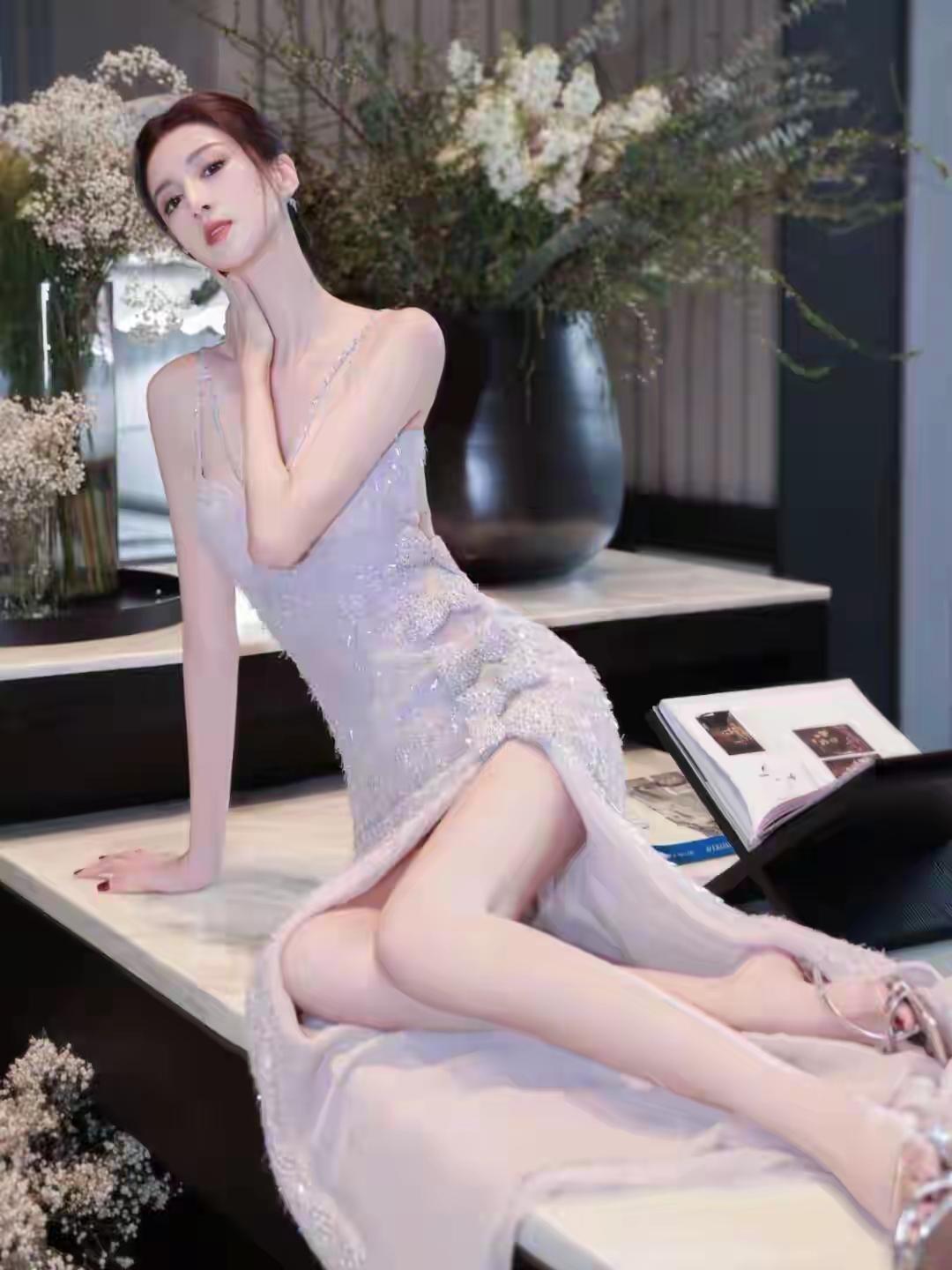 优雅气质，粉色礼服，花艺背景，时尚大片女人穿裙子配什么鞋显得更有品味?少女小甜