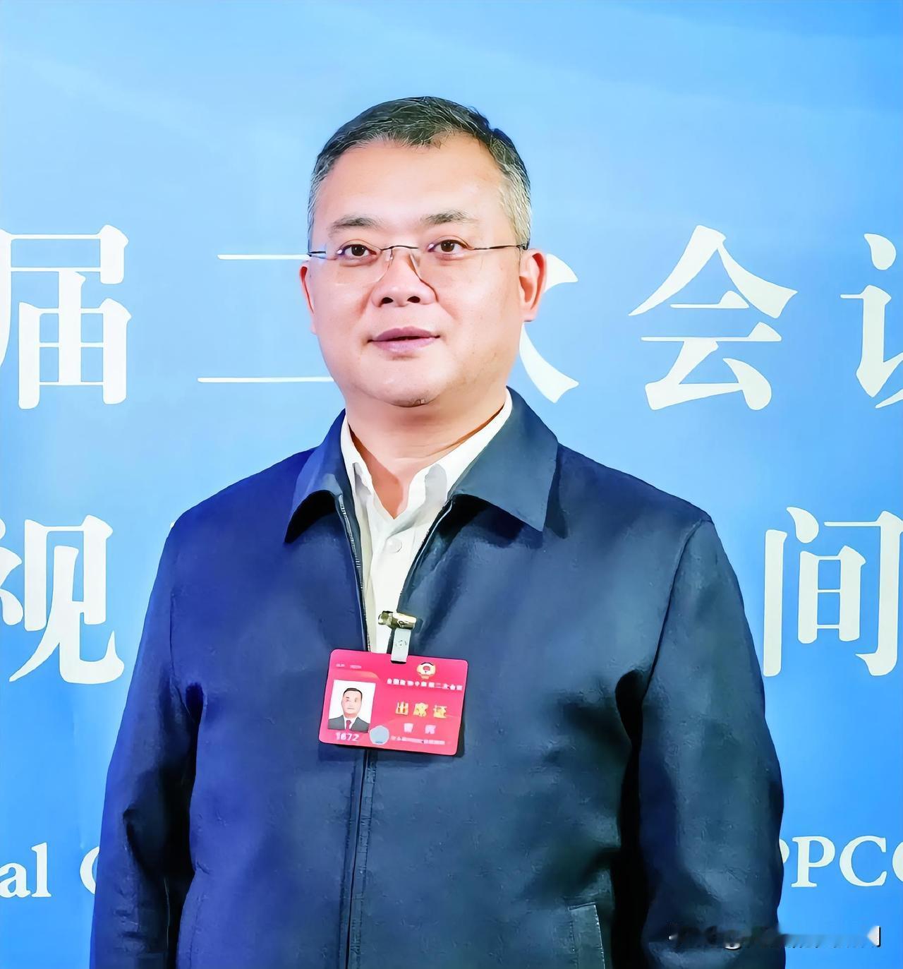 曹晖都55了，普通人快退休的年龄，他才刚担福耀重任。 55岁才登基，不是