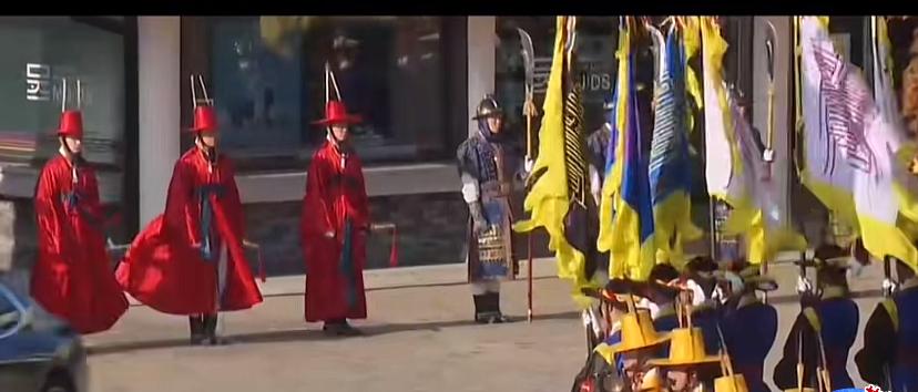 韩国APEC峰会举办的迎接仪式有点特别，外国人看不明白，欢迎仪式上一群人穿着奇装